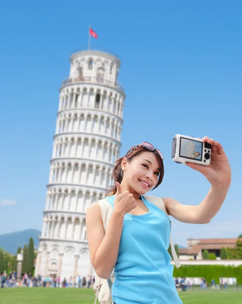 Femme heureuse prenant un selfie — Photo