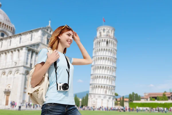 Mujer feliz viajando en Italia — Foto de Stock