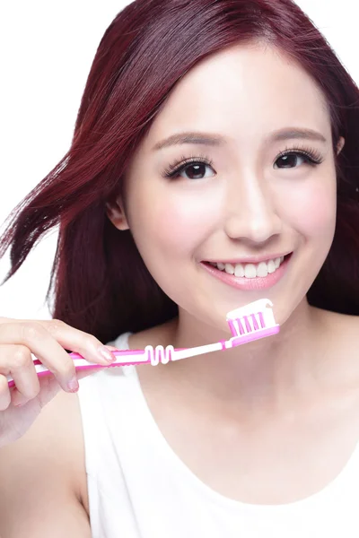 Mujer sonriente cepillándose los dientes — Foto de Stock