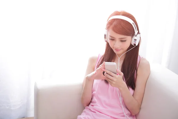 Mujer disfrutando de la música en casa — Foto de Stock