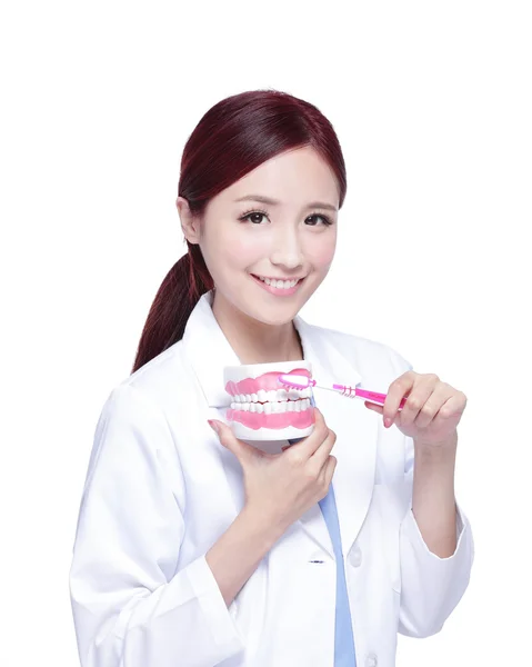 Zahnarzt lehrt, wie man Zähne putzt — Stockfoto