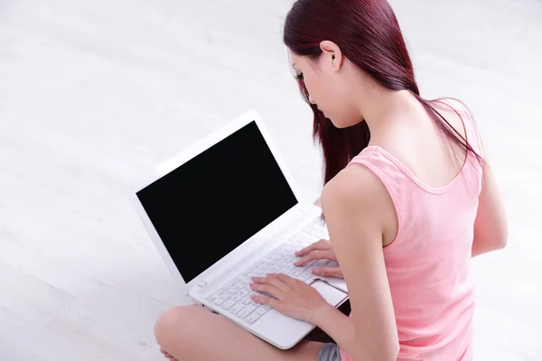 Aziatische vrouw met laptop — Stockfoto