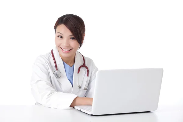Médico asiático usando portátil — Foto de Stock