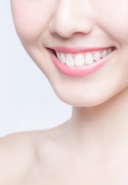 Mujer joven con dientes sanos — Foto de Stock