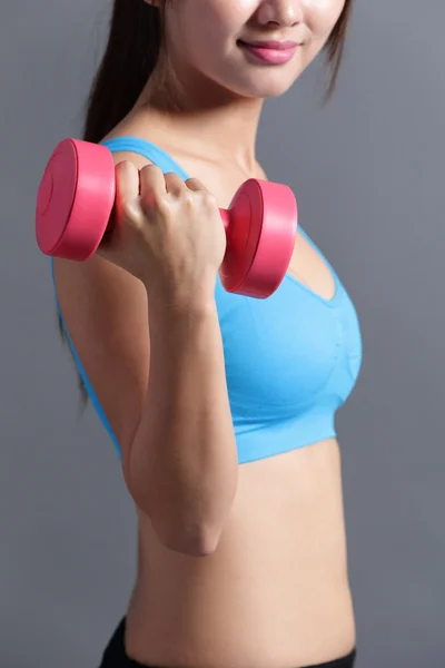 Deportiva mujer levantando peso —  Fotos de Stock