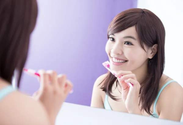 Mujer cepillarse los dientes —  Fotos de Stock