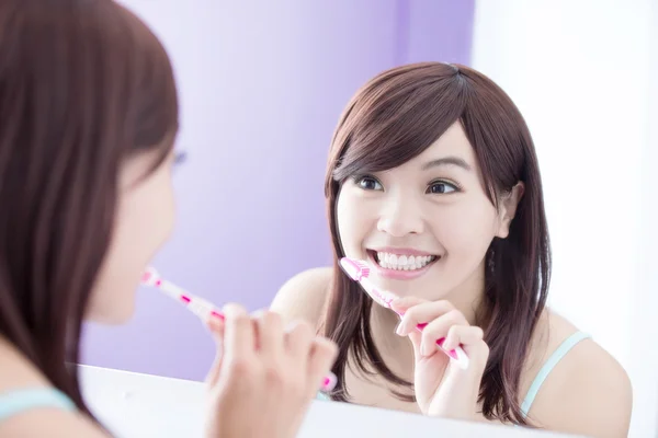 Mujer cepillarse los dientes —  Fotos de Stock