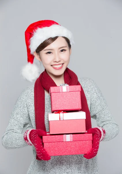 Frau hält Weihnachtsgeschenke in der Hand — Stockfoto