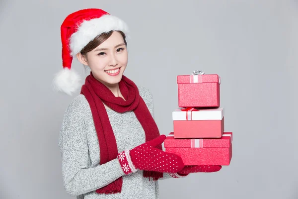 Woman holding Christmas gifts — Stockfoto