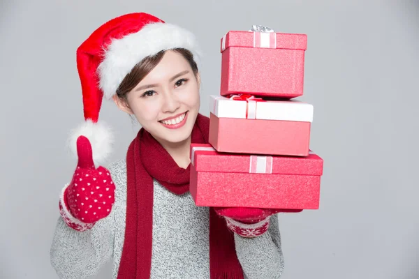 Woman holding Christmas gifts — Stockfoto