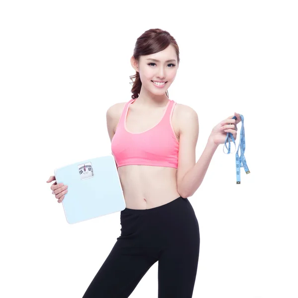 Sportovní holka drží váha měřítko — Stock fotografie