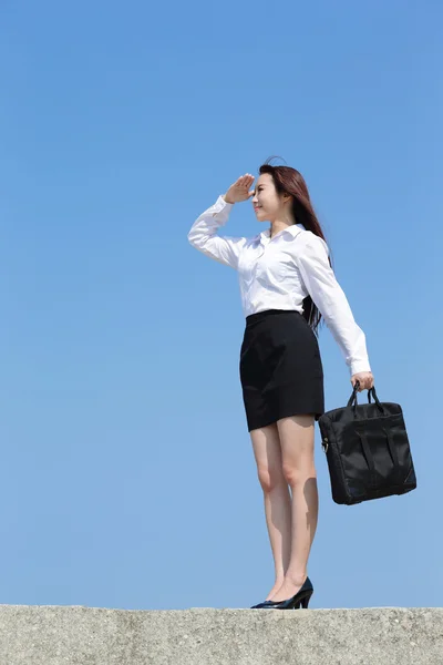 Mujer de negocios exitosa buscando —  Fotos de Stock