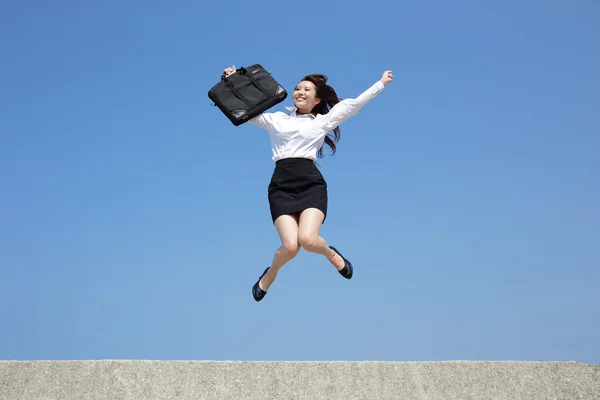 Bem-sucedida mulher de negócios saltando — Fotografia de Stock