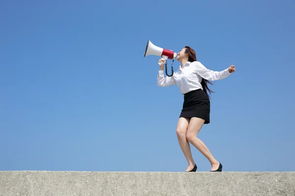 Femme d'affaires criant en mégaphone — Photo