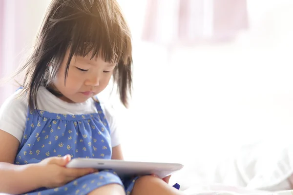 Mädchen benutzt Tablet-PC — Stockfoto