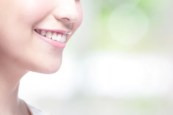 Joven mujer sonriendo — Foto de Stock