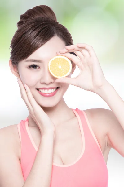 Woman showing orange — Stock Photo, Image