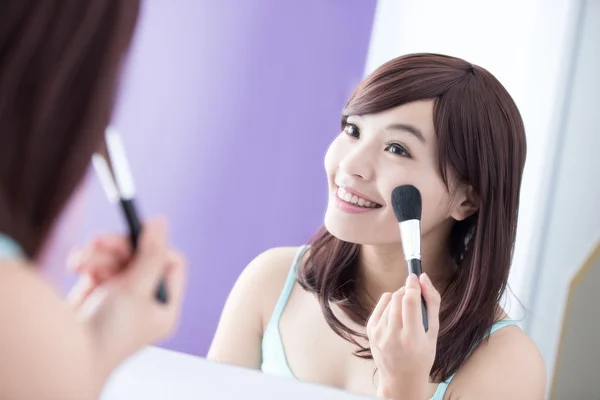 Mujer usando cepillo de maquillaje — Foto de Stock
