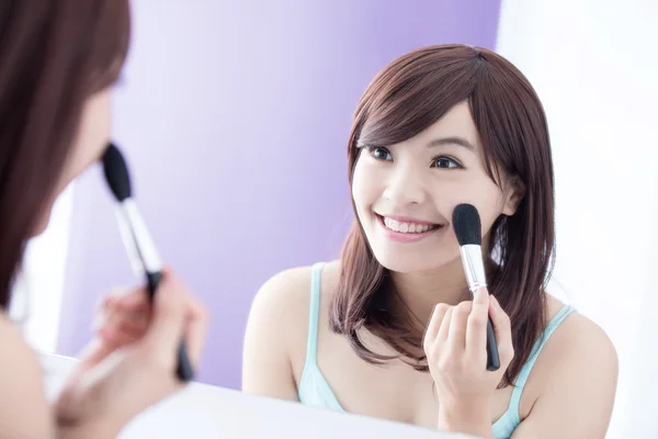 Femme utilisant une brosse de maquillage — Photo