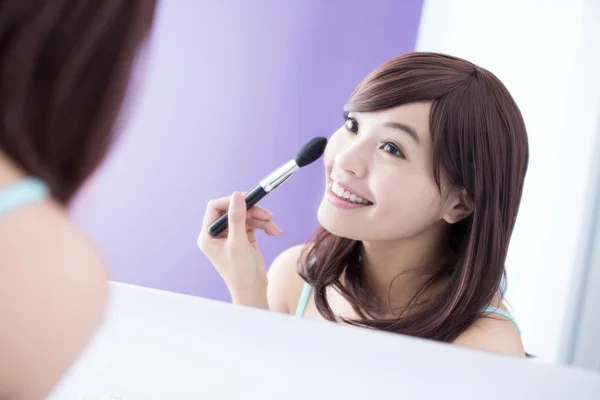 Femme utilisant une brosse de maquillage — Photo