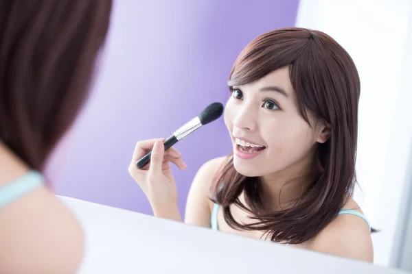 Femme utilisant une brosse de maquillage — Photo