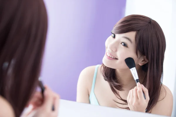 Wanita menggunakan kuas makeup — Stok Foto