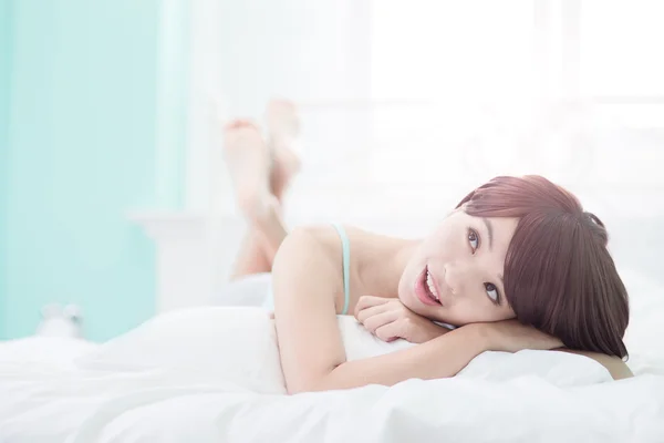 Mujer acostada en la cama — Foto de Stock