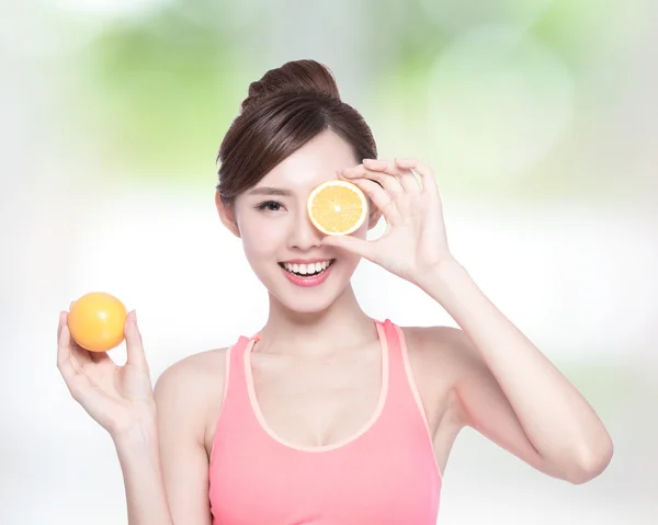 Frau zeigt Orangen — Stockfoto