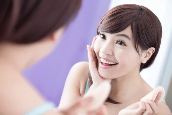 Mujer quitando maquillaje — Foto de Stock