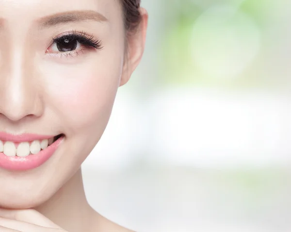 Young woman  smiling — Stock Photo, Image