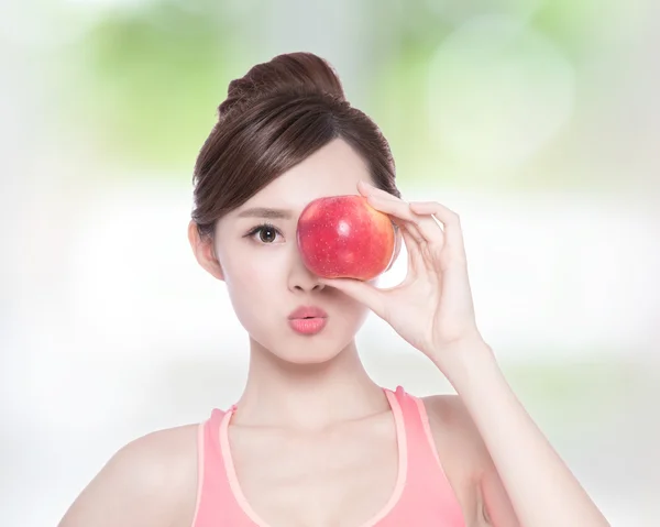 Femme montrant pomme — Photo