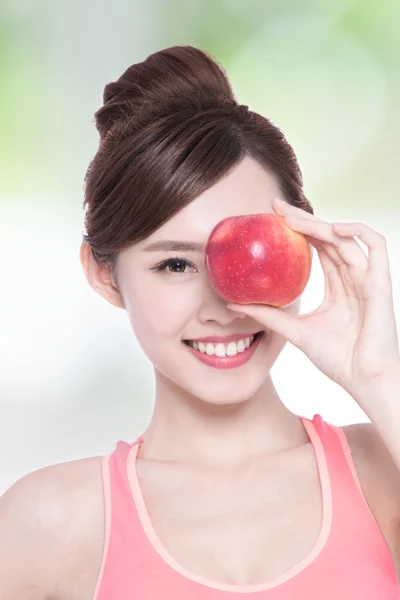 Mujer mostrando manzana —  Fotos de Stock
