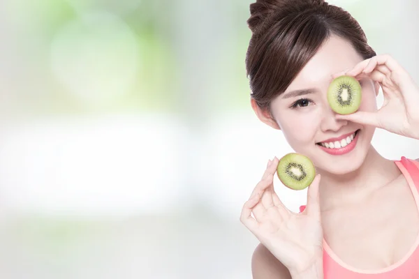 Woman holding  Kiwi halves — Stock Photo, Image