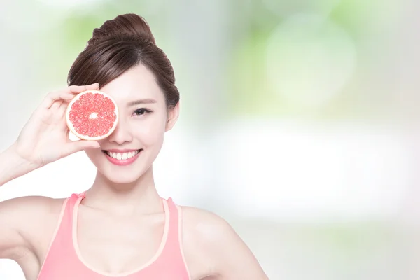 Woman is holding grapefruit — Stock Photo, Image