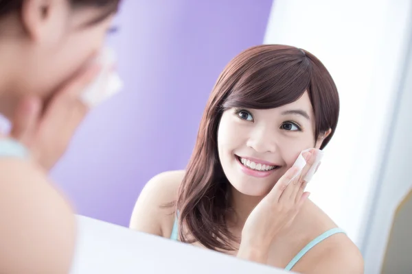 Glimlachende vrouw verwijderen van make-up — Stockfoto