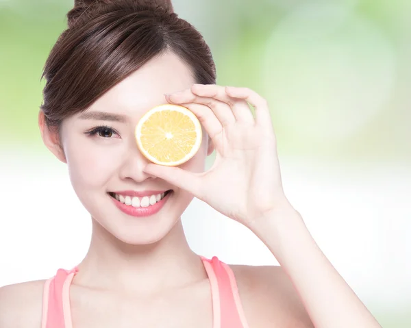 Woman showing  orange — Stock Photo, Image