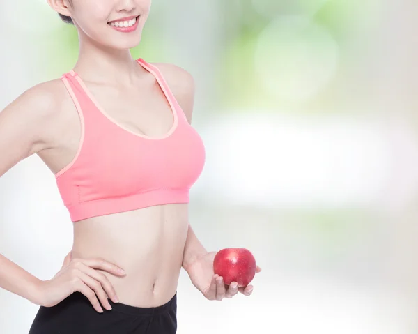 Frau zeigt Apfel — Stockfoto