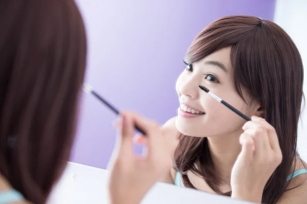 Frau trägt Mascara auf — Stockfoto