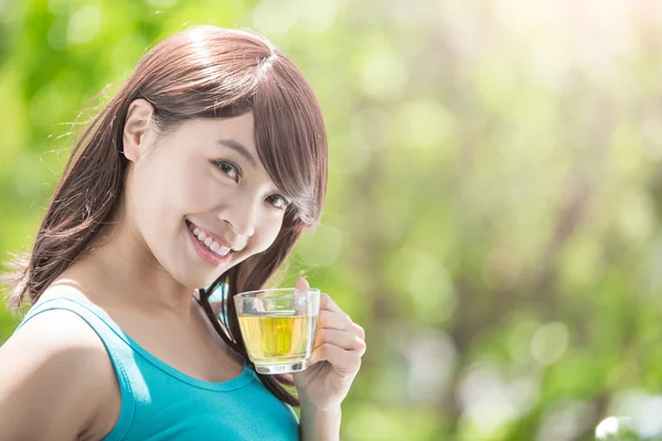 Young Woman drinking hot tea — Stock Photo, Image