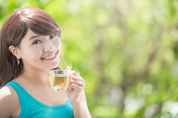 Junge Frau trinkt heißen Tee — Stockfoto