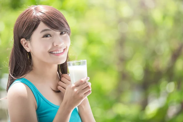 Junge Frau trinkt Milch — Stockfoto