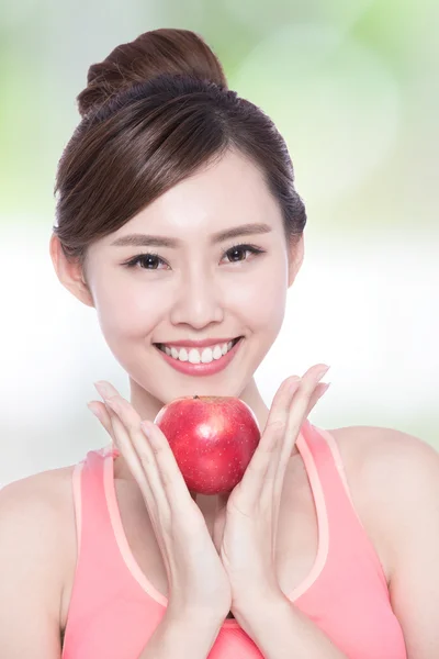 Mujer mostrando manzana — Foto de Stock