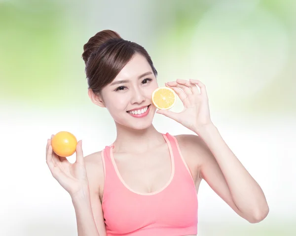 Mulher mostrando laranjas — Fotografia de Stock