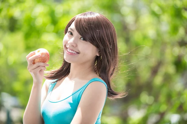 Frau hält roten Apfel in der Hand — Stockfoto
