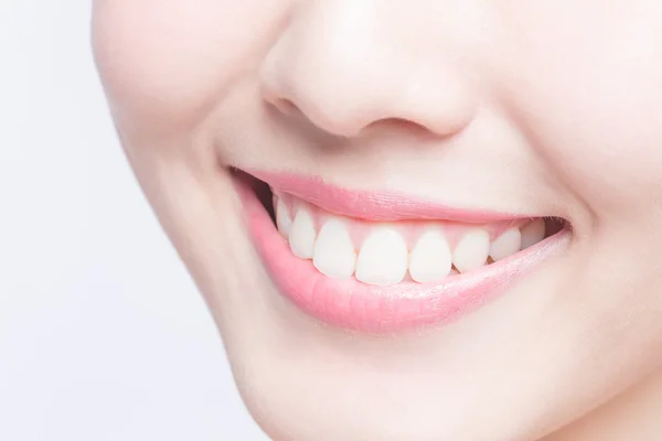 Jovem mulher sorrindo — Fotografia de Stock