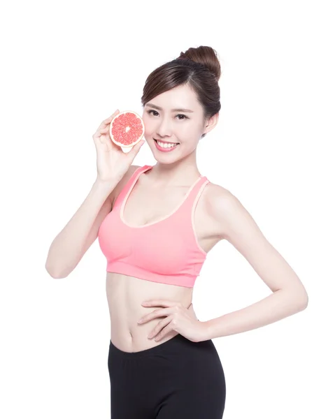Женщина держит в руках грейпфрут — стоковое фото