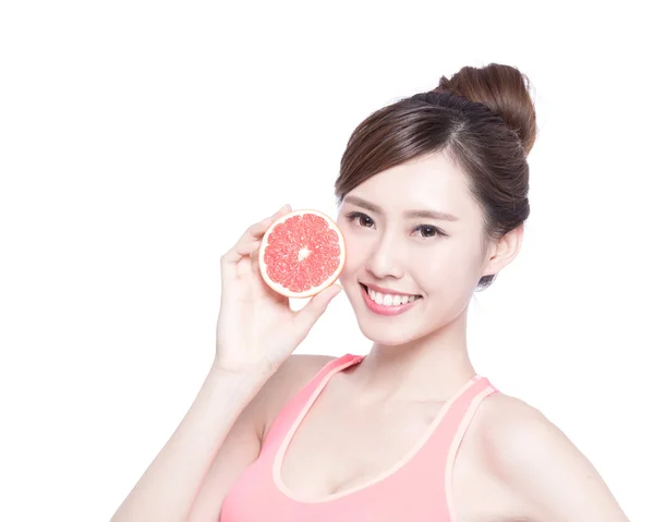 Mujer está sosteniendo pomelo —  Fotos de Stock