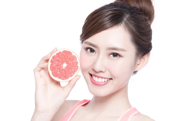 Kvinnan håller grapefrukt — Stockfoto