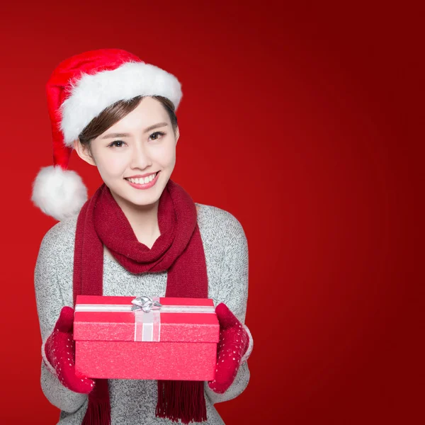 Nő gazdaság karácsonyi ajándék — Stock Fotó