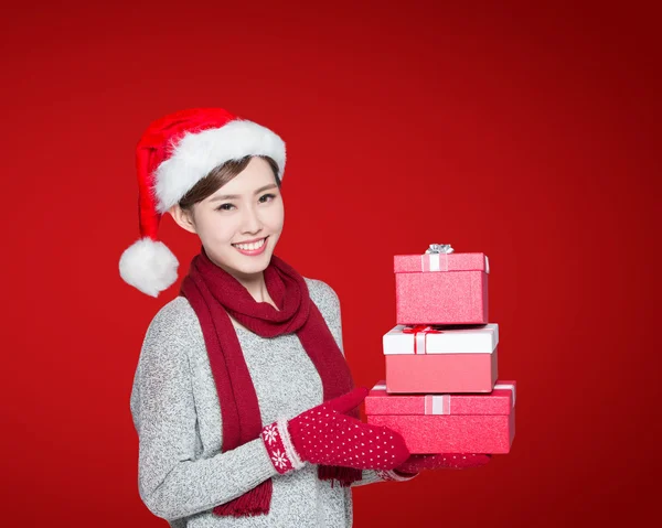 Woman holding Christmas gifts — Stockfoto